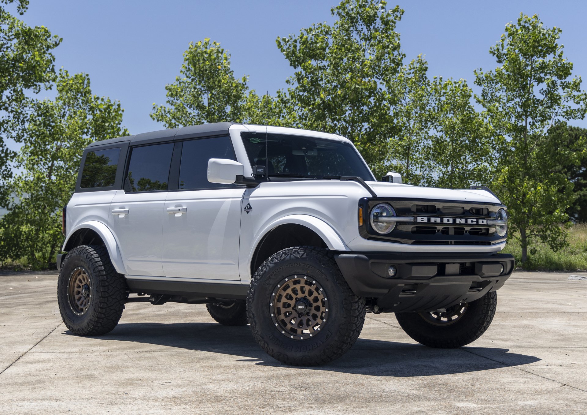 Transform Your 2024 Ford Bronco with Rough Country 