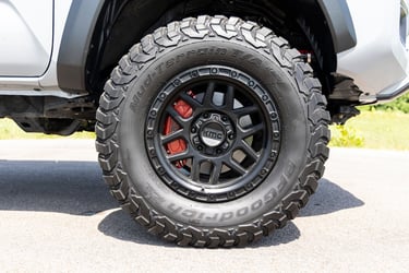 Vertex Adjustable Lift, 3.5-Inch lift, Goodrich Mud-Terrain, red calipers 