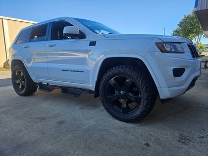 2.5 inch Lifted 2014 Jeep Grand Cherokee AWD