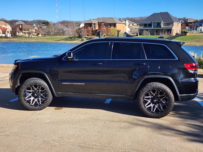 2.5 inch Lifted 2014 Jeep Grand Cherokee AWD
