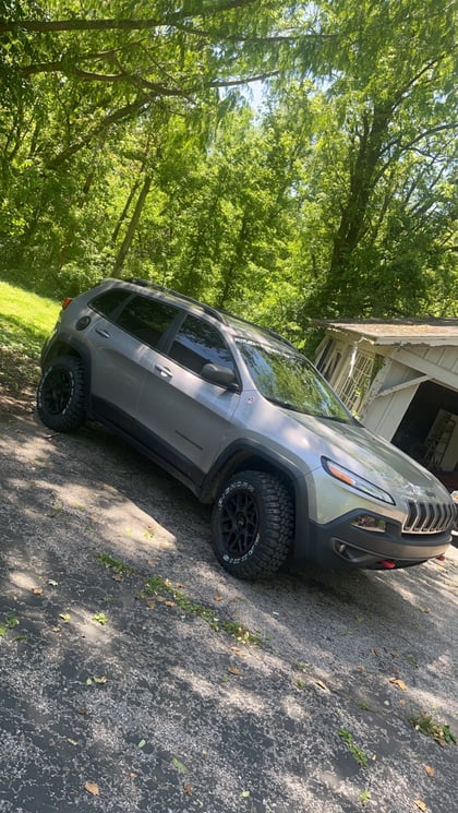 2 inch Lifted 2018 Jeep Cherokee KL 4WD