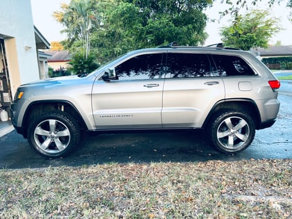 2.5 inch Lifted 2014 Jeep Grand Cherokee 4WD