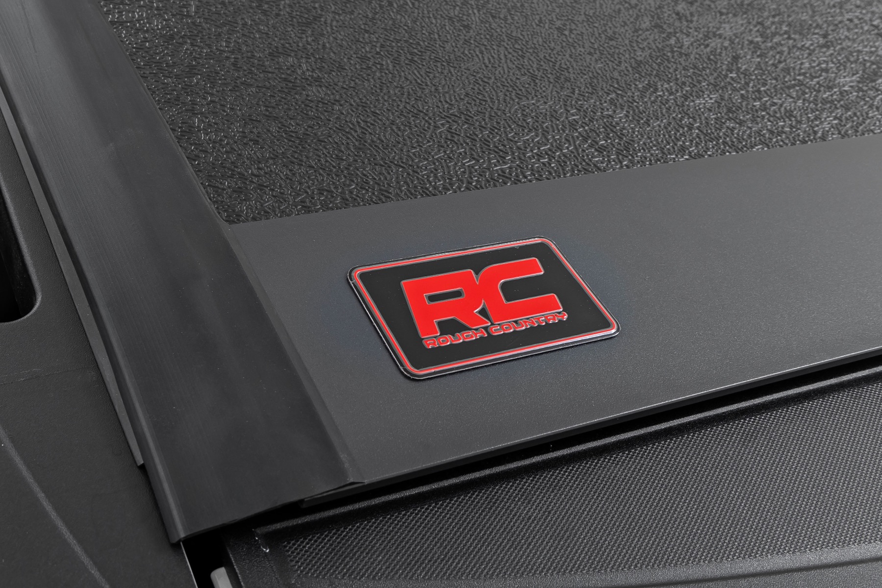 Hard Low Profile Bed Cover | 5'10" Bed | Chevy/GMC Sierra 1500 (19-26)/Silverado 1500 (19-26) — view 6