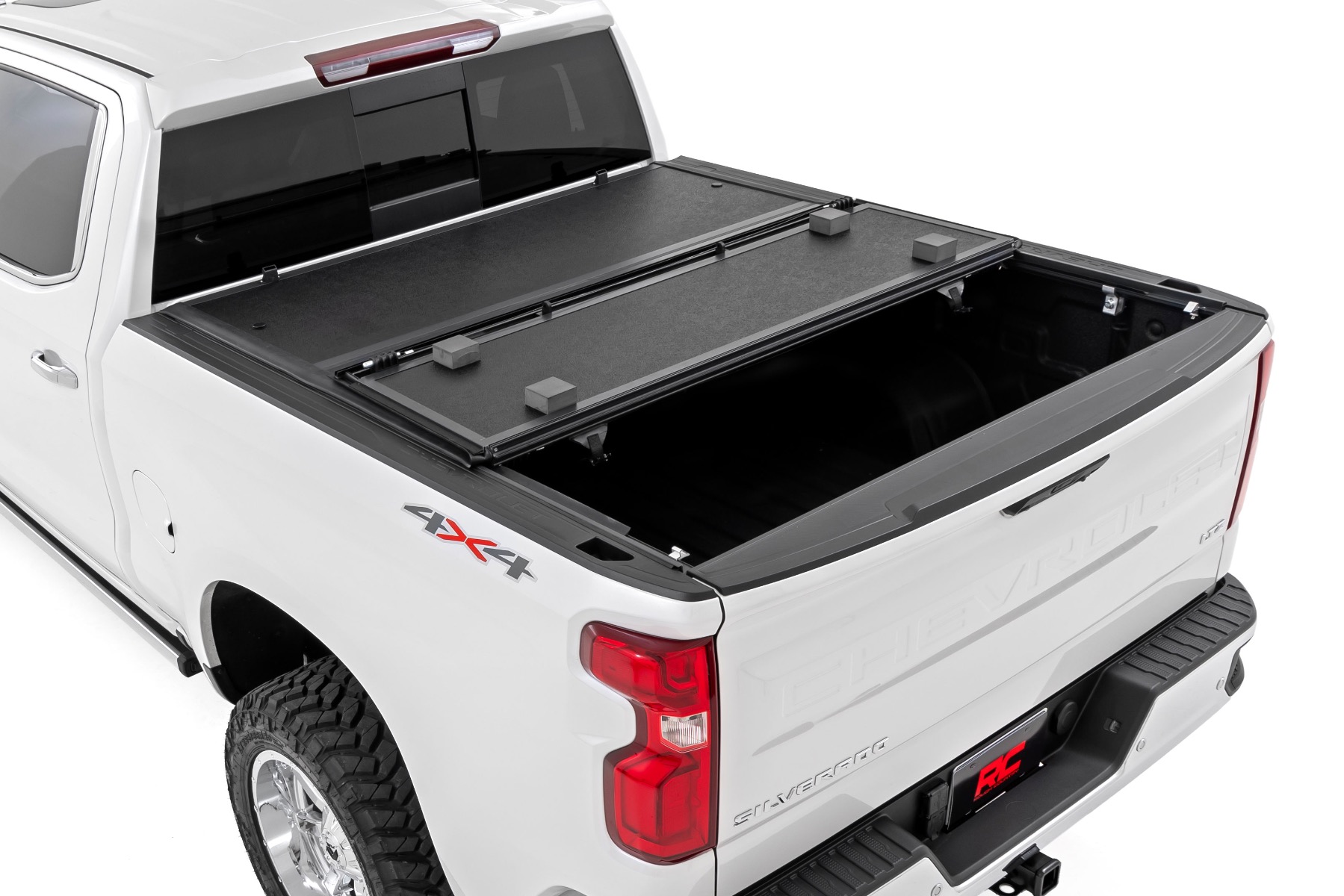 Hard Low Profile Bed Cover | 5'10" Bed | Chevy/GMC Sierra 1500 (19-26)/Silverado 1500 (19-26) — view 2