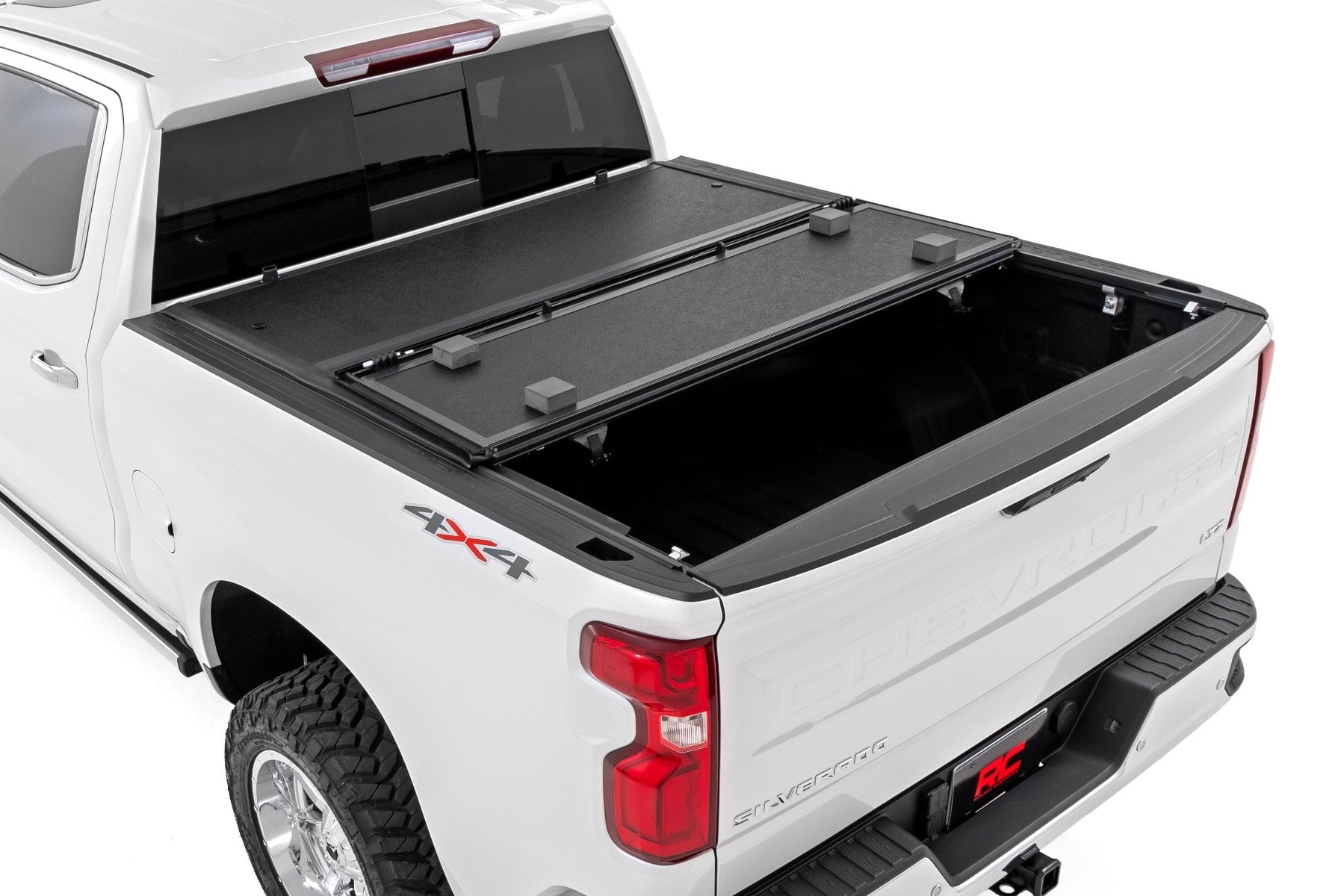 Hard Low Profile Bed Cover | 6'7" Bed | Chevy/GMC Sierra 1500 (19-26)/Silverado 1500 (19-26) — view 5