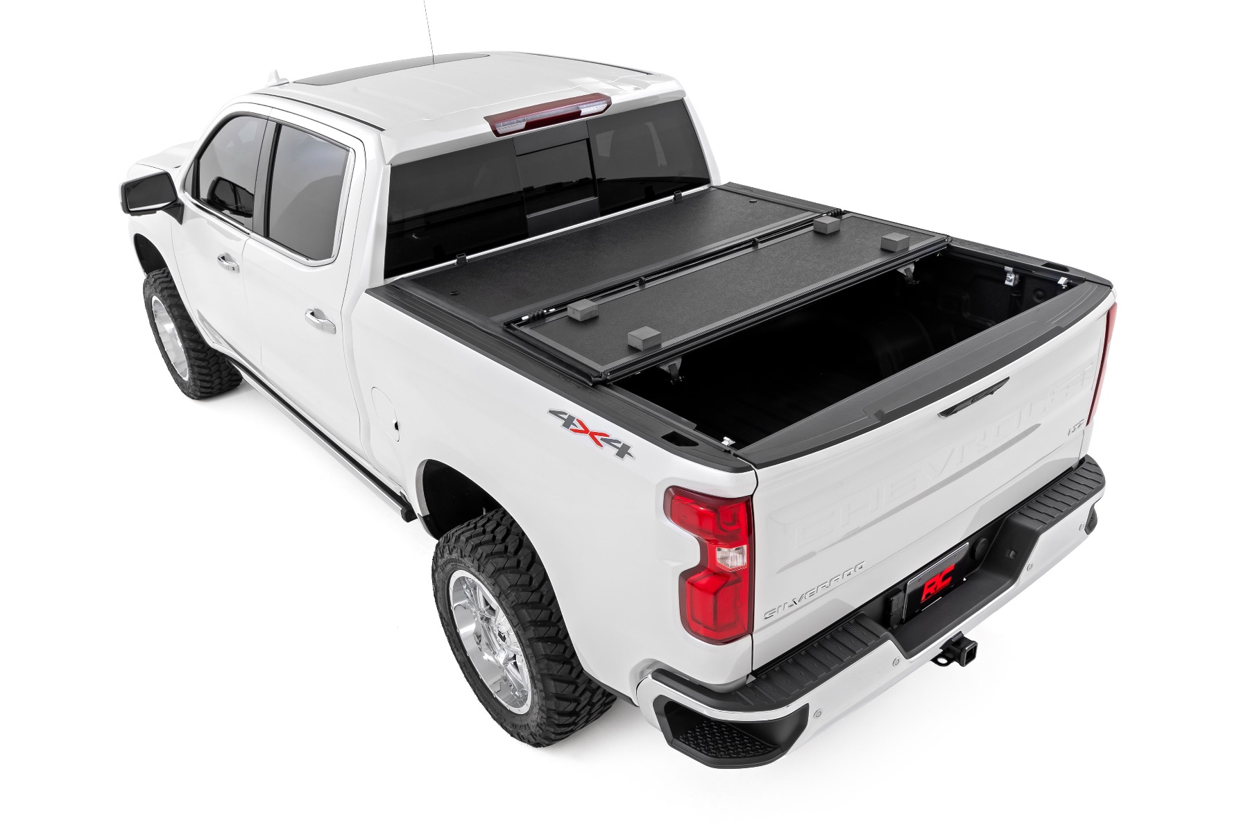Hard Low Profile Bed Cover | 5'10" Bed | Chevy/GMC Sierra 1500 (19-26)/Silverado 1500 (19-26) — view 4