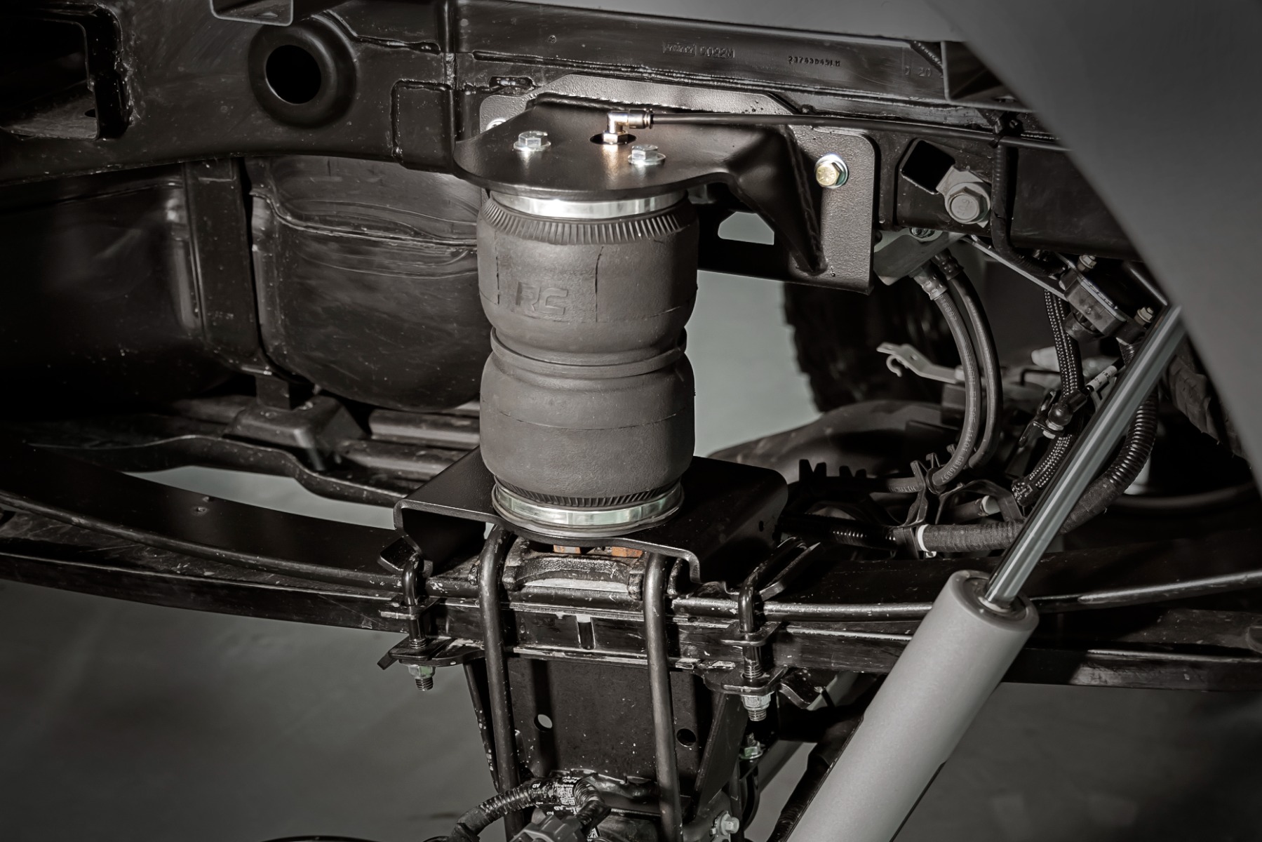 Air Spring Kit w/compressor | 0-6" Lifts | Ford F-150 4WD (2015-2020) — view 3