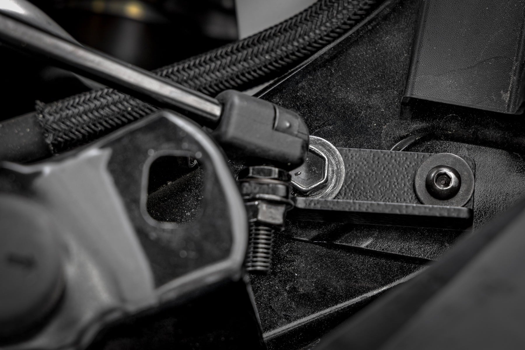 Hood Strut | Hydraulic | Mitsubishi Outlander (2022-2026) — view 4