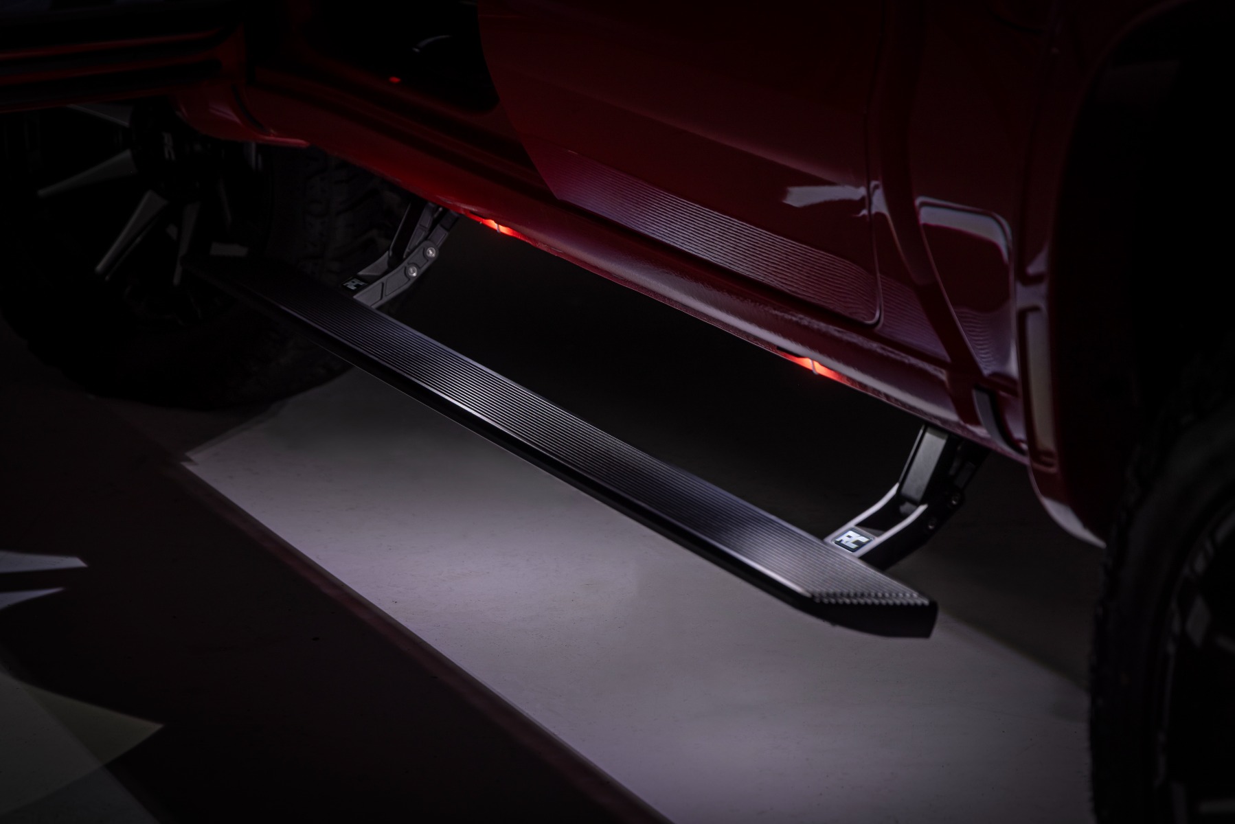 Power Running Boards | HT-Series | Crew Cab | Chevy/GMC 1500/2500HD/3500HD (19-26) — view 3