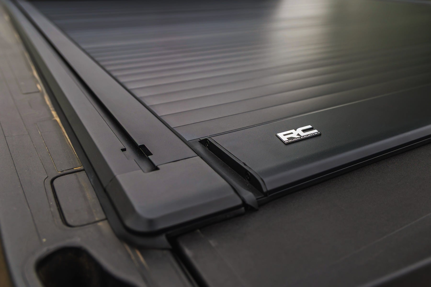Manual Retractable Bed Cover | 6'10" Bed | Ford F-250/F-350 Super Duty (17-26) view 4