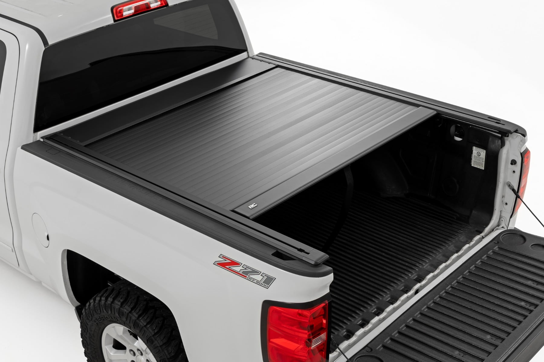 Manual Retractable Bed Cover | 5'9" Bed | Chevy/GMC 1500 (14-18 & Classic) view 2