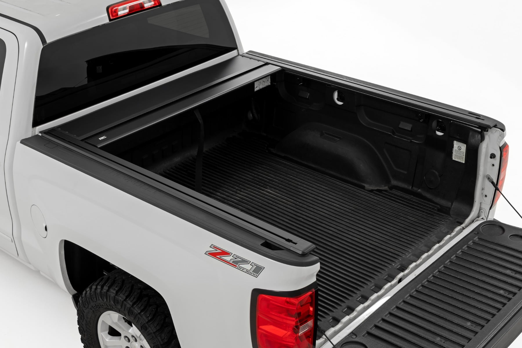 Manual Retractable Bed Cover | 5'9" Bed | Chevy/GMC 1500 (14-18 & Classic) view 3