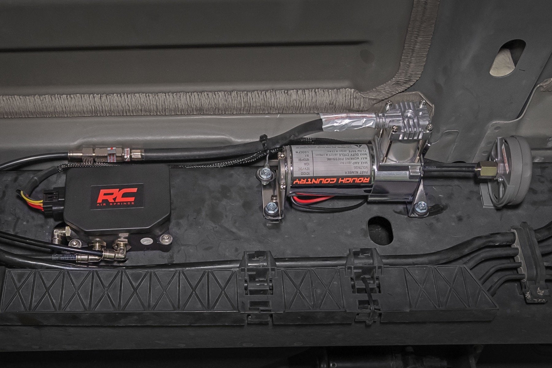 Air Spring Kit w/compressor | Wireless Controller | Ford F-250/F-350 Super Duty (17-22) view 4