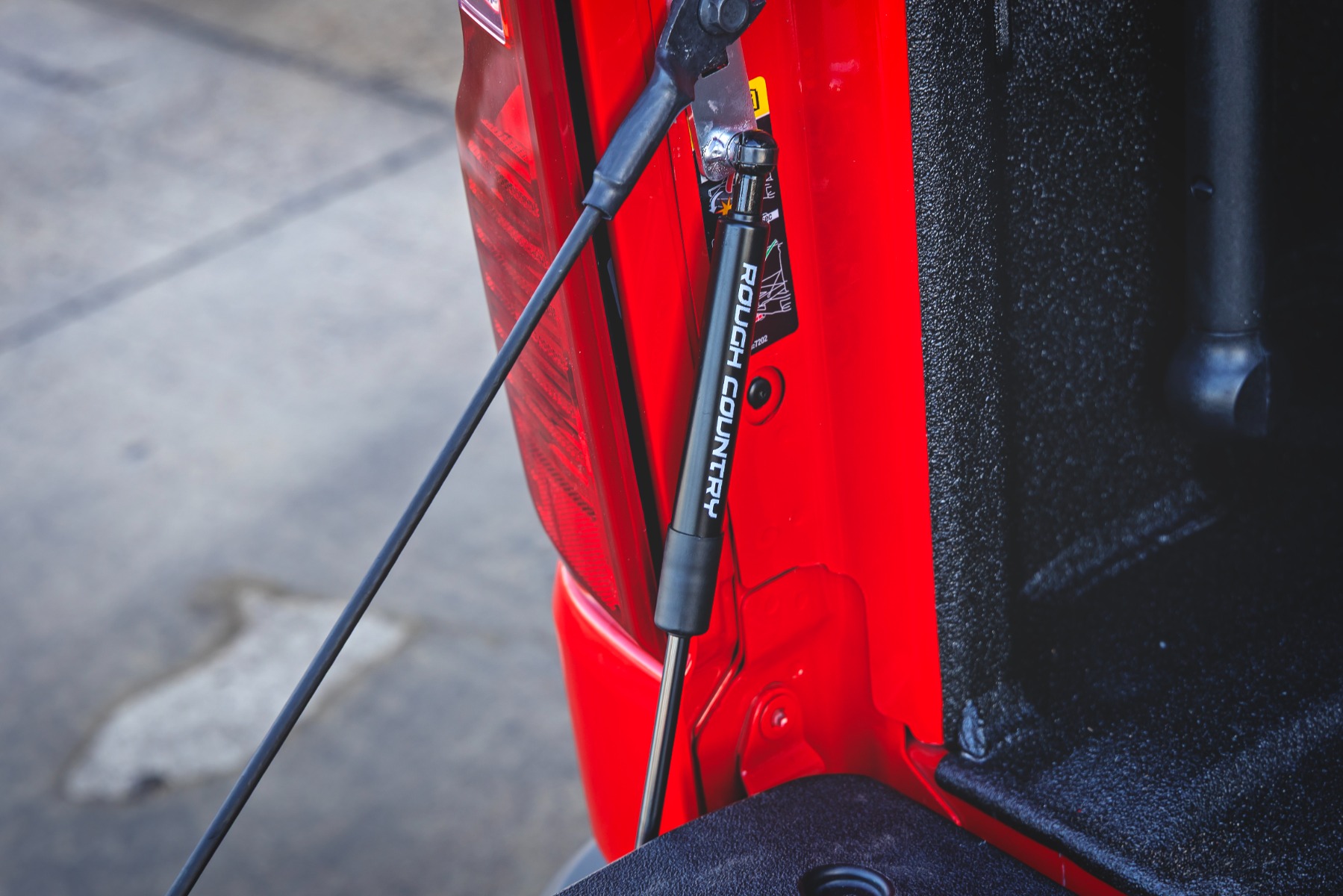 Tailgate Assist | Chevy Silverado & GMC Sierra 1500 2WD/4WD (2019-2026) — view 6