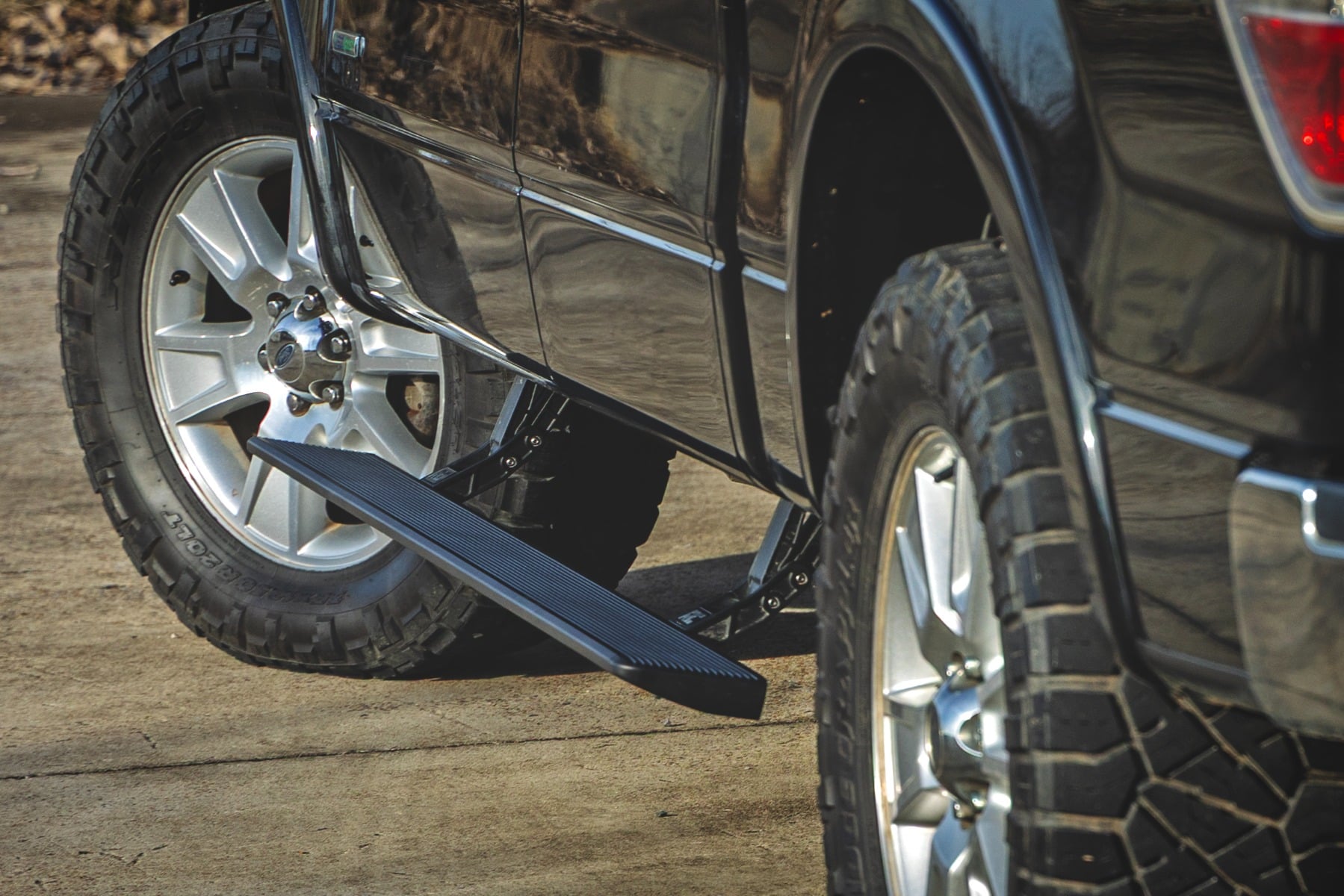 Power Running Boards | Crew Cab | Ford F-150 (2009-2014) — view 4