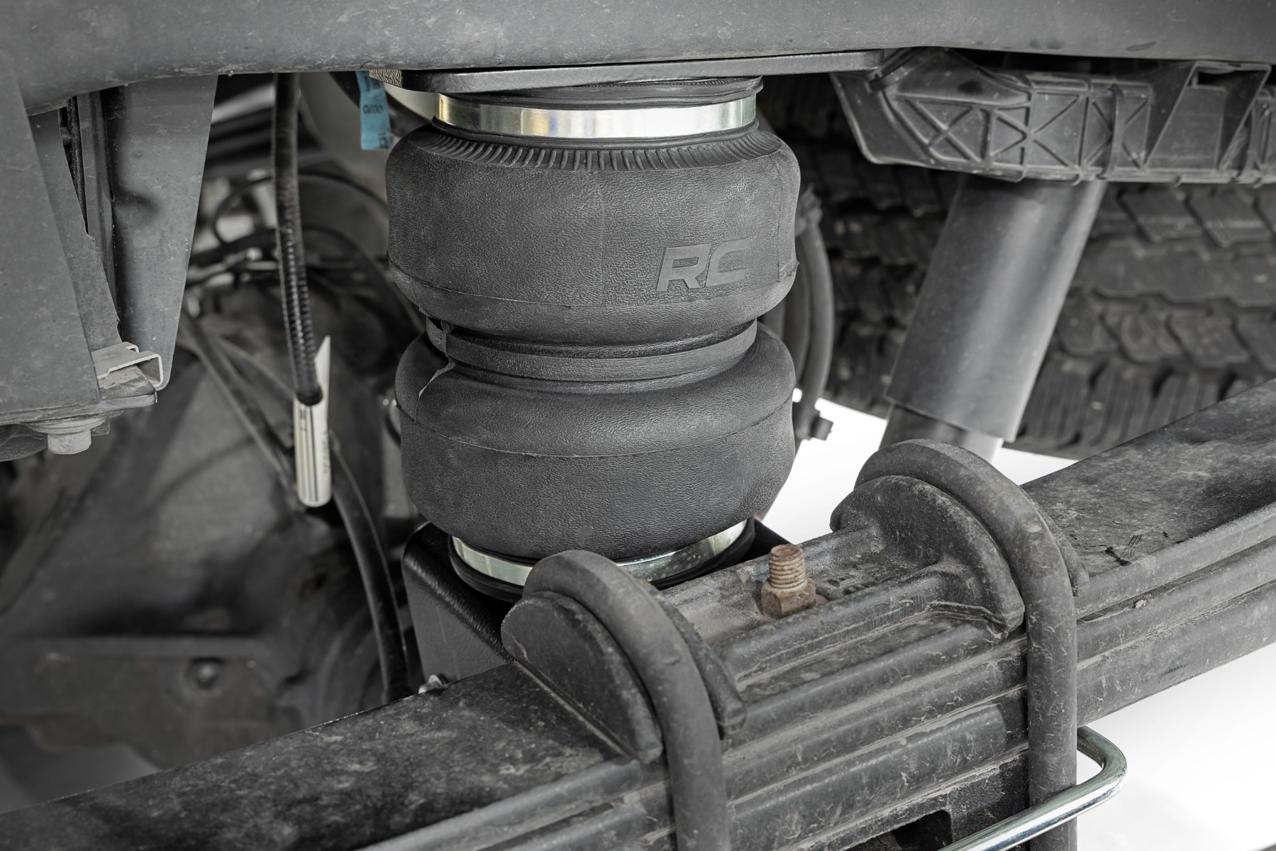 Air Spring Kit w/compressor | Wireless Controller | Ford F-250/F-350 Super Duty (17-22) view 5